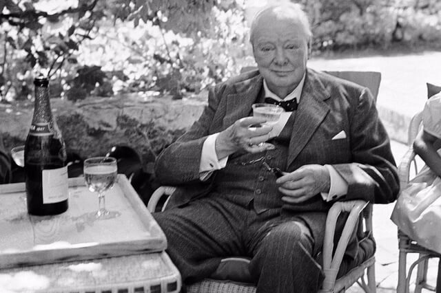 Churchill với một ly rượu whiskey