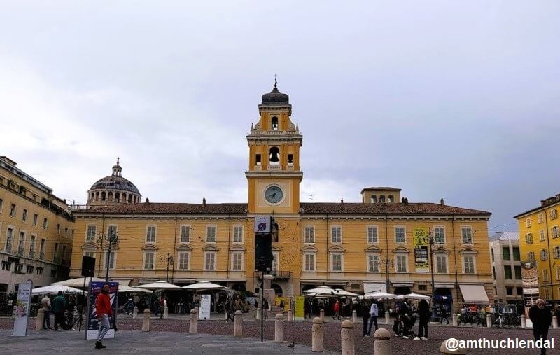 quảng trường Piazza Giuseppe Garibaldi với cung điện-tòa nhà chính phủ Palazzo del Governatore