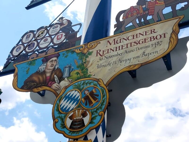 Tấm biển kỉ niệm Bộ luật "độ tinh khiết của bia" năm 1516 tại Viktualienmarkt, Munich