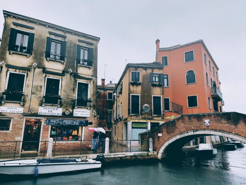 Venice trong một ngày mưa - yên bình và đầy haunting, ma mị giống với bối cảnh phim