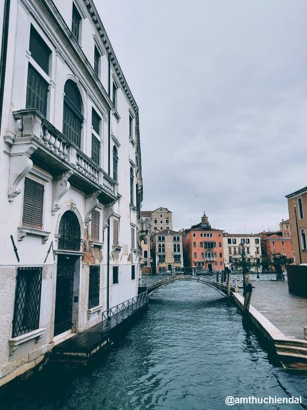 Một cung điện cổ (palazzo) rất giống với bối cảnh chính trong phim - điểm quay thực chất không phải ở Venice mà được tái hiện tại Pinewood Studios (UK)