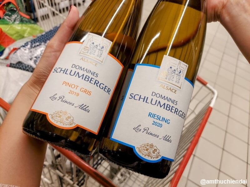 Hai chai Pinot Gris và Riesling từ Domaines Schlumberger - một nhà vang nổi tiếng tại Alsace