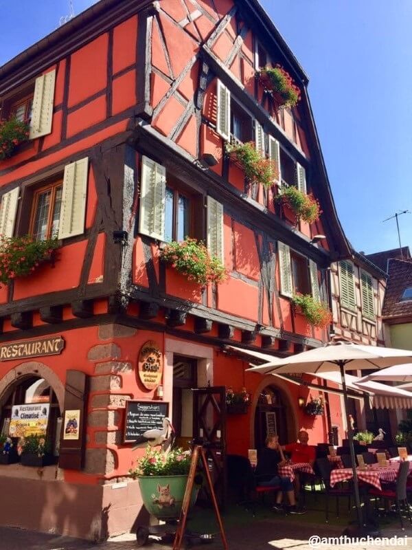 D'baecka Ofa Stub - nhà hàng truyền thống Alsace nằm trong một tòa nhà có từ thế kỉ 15, với mặt tiền cực kì nổi bật