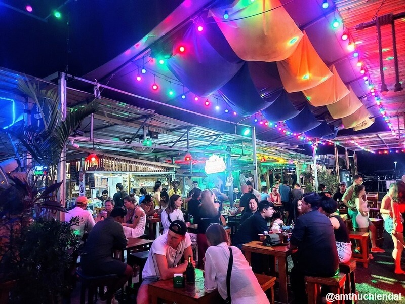 Một trong nhiều bar tại Soi Green Mango - trung tâm tiệc tùng trên đảo