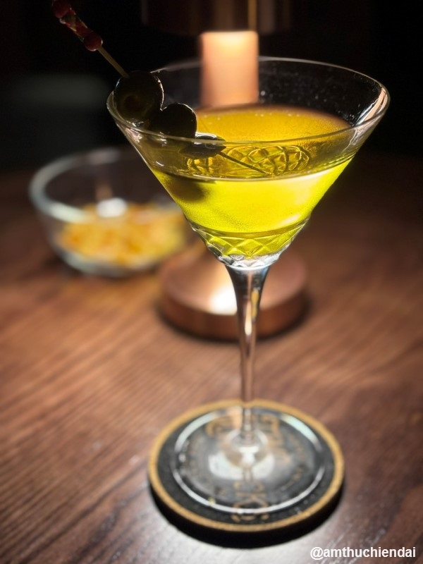Một ly Saffron Martini tại bar 2 Schmucks - HN