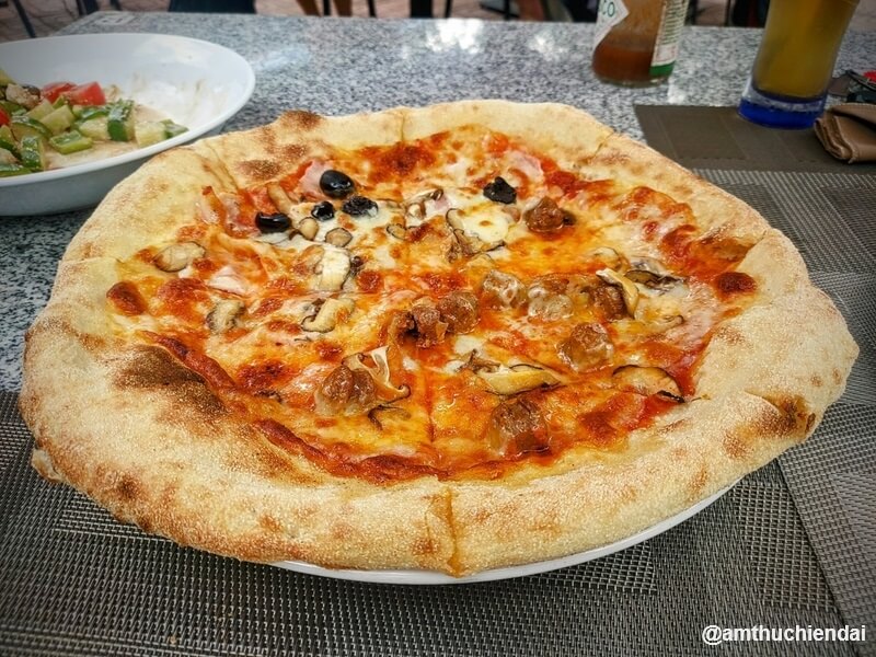 Pizza at La Bodega Hanoi