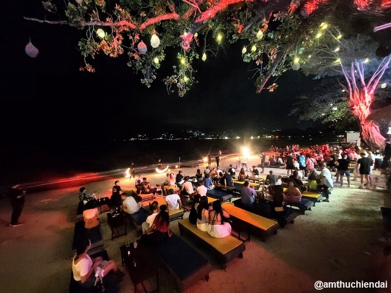 Chaweng là tâm điểm cuộc sống về đêm ở Koh Samui - Ảnh chụp tại Ark Bar Beach Club với show múa lửa mỗi đêm