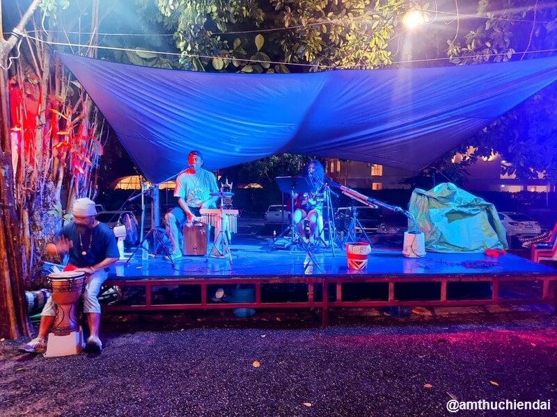 Một band nhạc sống sôi động buổi tối tại Fisherman's Village dù là mùa thấp điểm