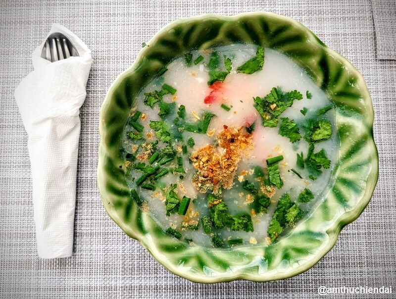 Khao Tom - súp với cơm - là một món ăn sáng truyền thống của Thái