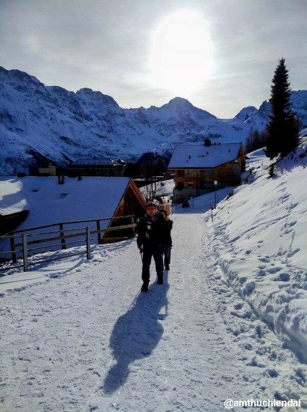 Hikking in Murren village wineter