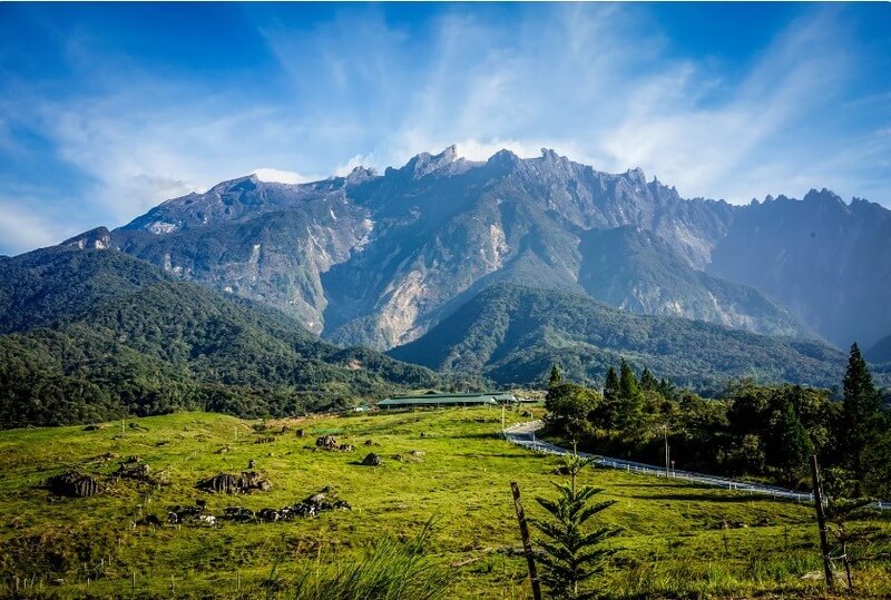 Núi Kinabaluh tại đảo Borneo - ngọn núi cao nhất Đông Nam Á (4000m), di sản UNESCO