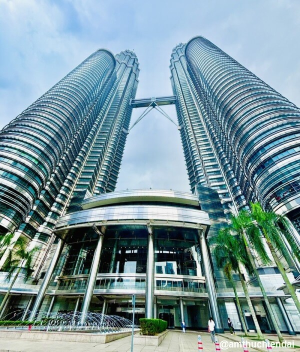 Tháp đôi Petronas - một trong những biểu tượng nổi tiếng nhất của KL