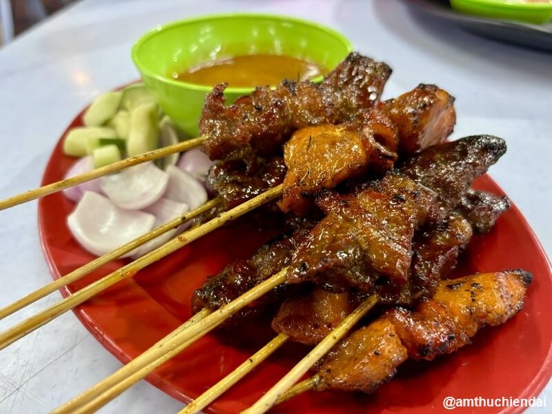 Đĩa 3 loại satay gà, bò, cừu tại Restoran Sai Woo - Phố ẩm thực Alor, Bukit Bintang, KL. Gà và cừu đặc biệt ngon!