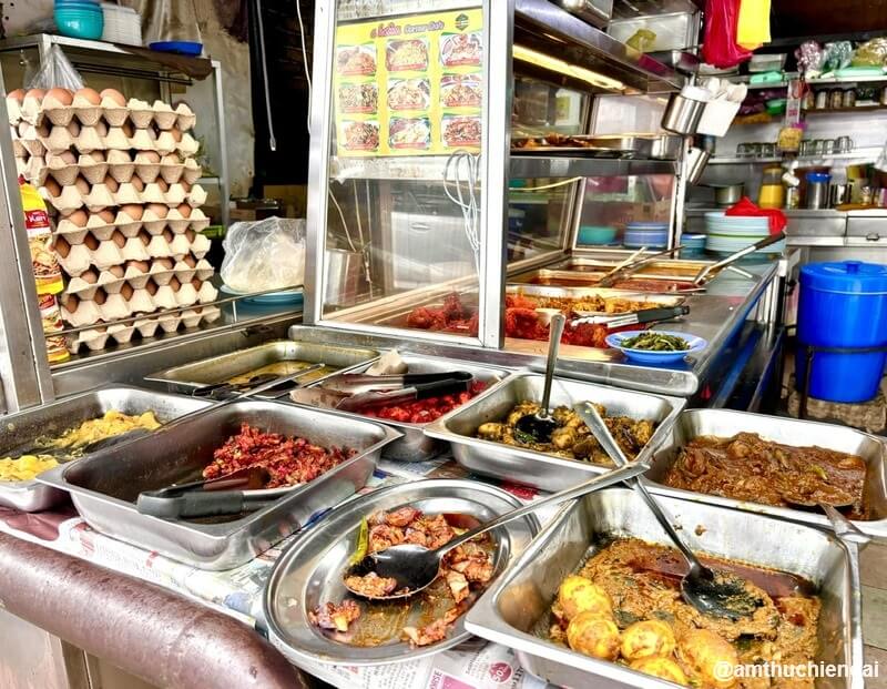 Một quán ăn bình dân điển hình trên đường phố KL, với đủ các món cơm, mỳ, bánh mỳ gốc Hoa, Mã Lai và Ấn Độ