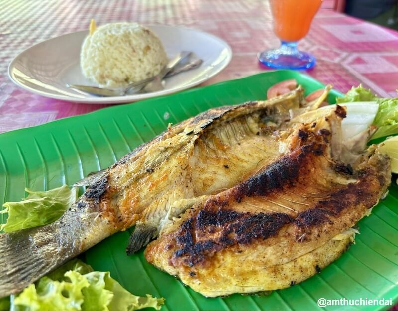 Cá chép nướng rất ngon tại Restoran Seafood Anis Tanjung Rhu (Langkawi), ăn cùng cơm nấu với nước gà
