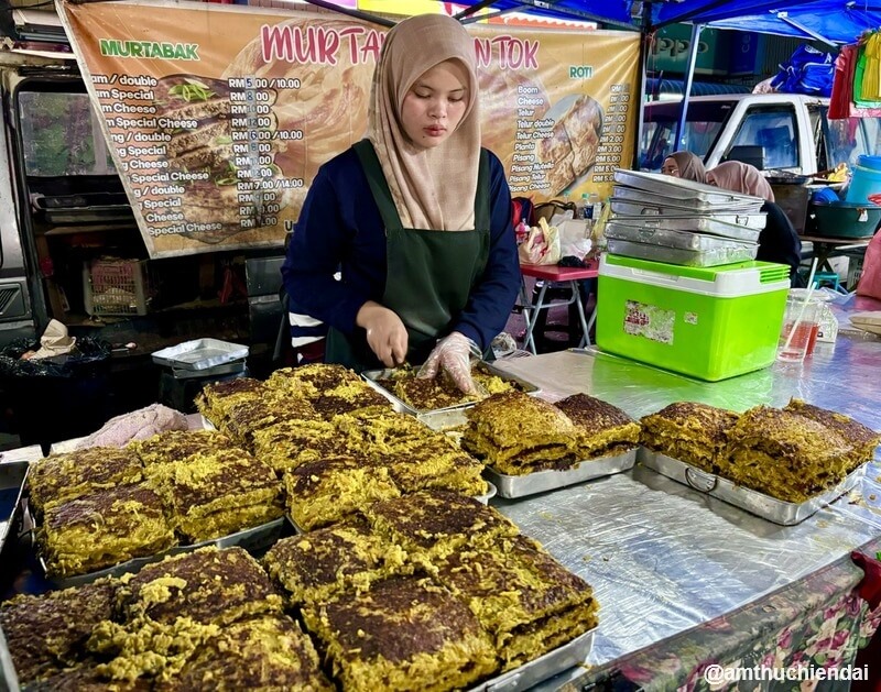 Murtabak - món bánh trứng ốp la có nguồn gốc Trung Đông là một món ăn vặt phổ biến tại Malaysia