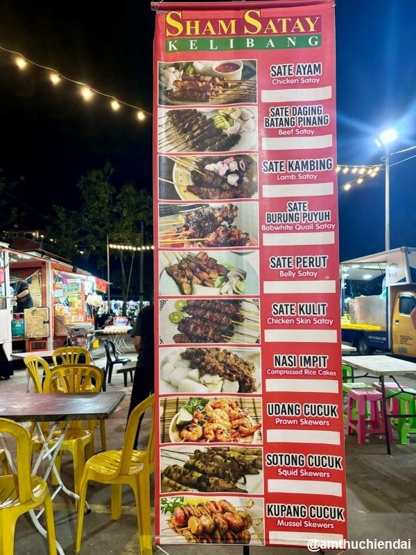Một quán chuyên Satay tại chợ đêm ở Langkawi với đủ loại