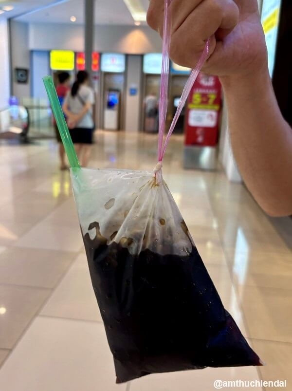 Cà phê đen đá không đường mua mang đi kiểu bình dân tại khu ẩm thực tầng hầm P3 - IOI City Mall 