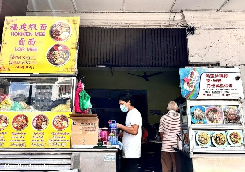 Tại đây cũng có nhiều quầy ẩm thực Hoa-Mã Lai điển hình khác như các dạng mỳ xào, mỳ nước...