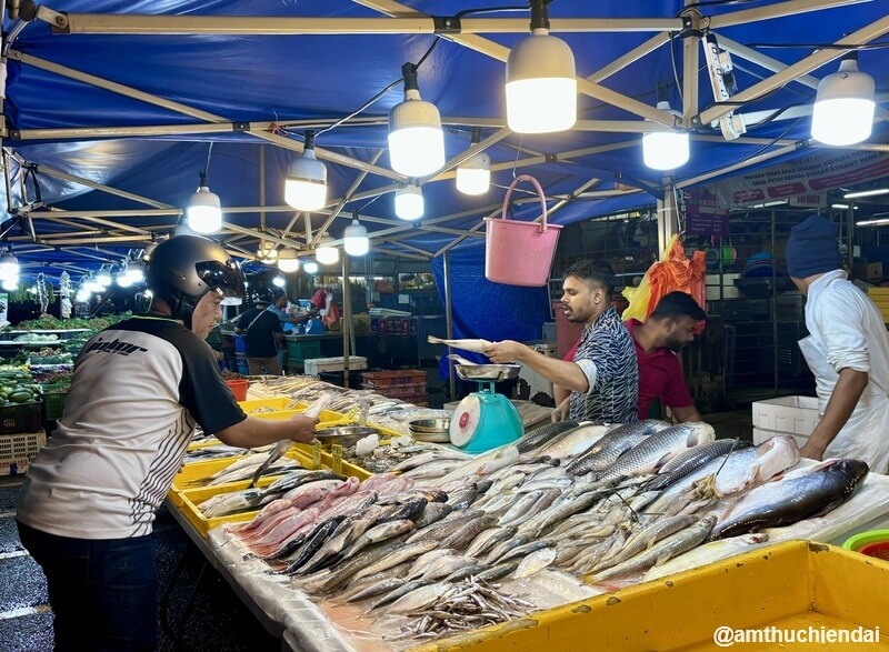 Một quầy bán cá tươi vẫn khá bận rộn vào buổi tối