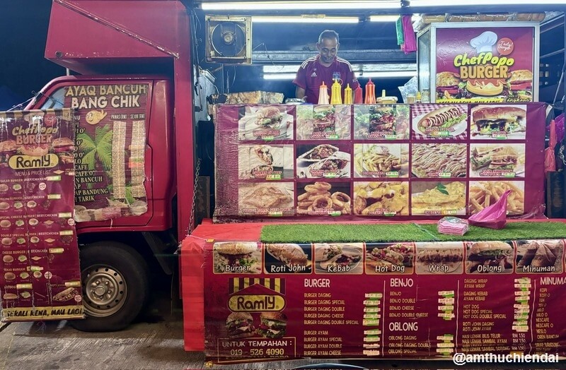 Một quầy Ramly Burger tại chợ đêm ở Langkawi