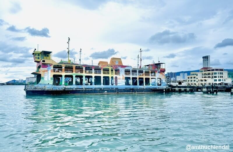 Chúng tôi đã đi phà từ Butterworth Ferry Pier sang đảo Penang