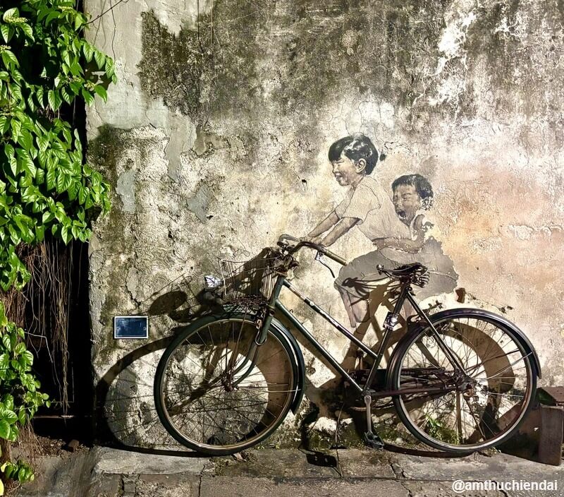Tác phẩm "Kids on bicycle" của Ernest Zacharevic trên phố Armenian