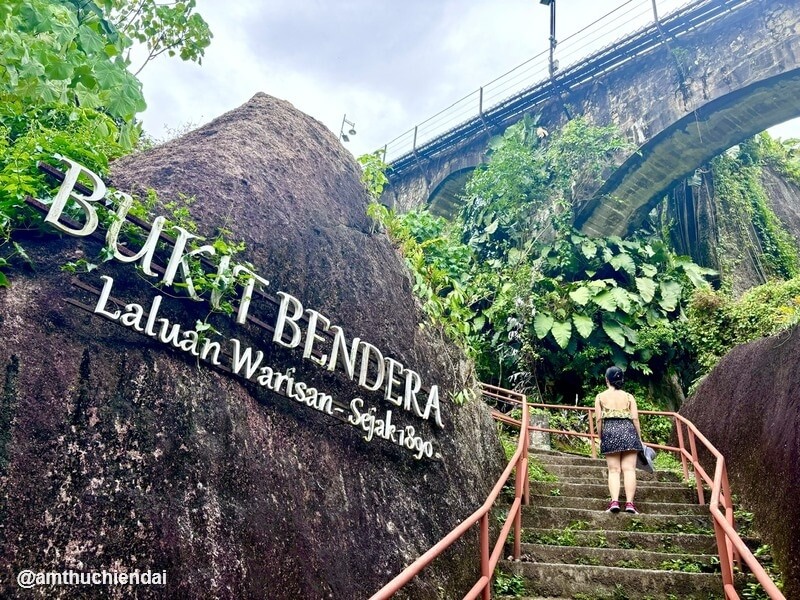 Đường đi lên được đánh dấu rất dễ nhìn với tấm biển Bukit Bendera