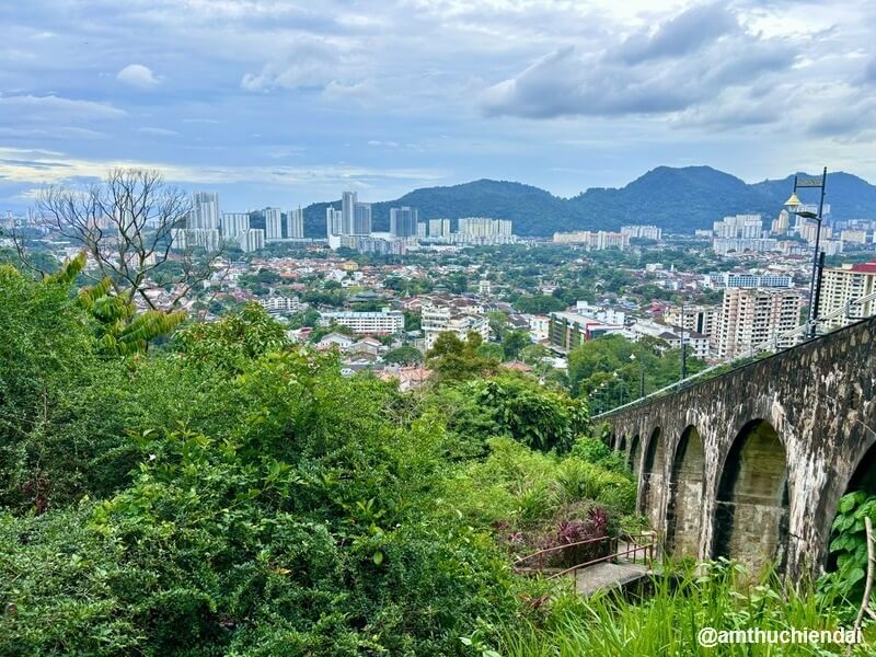 View rất đẹp dọc đường lên Penang Hill