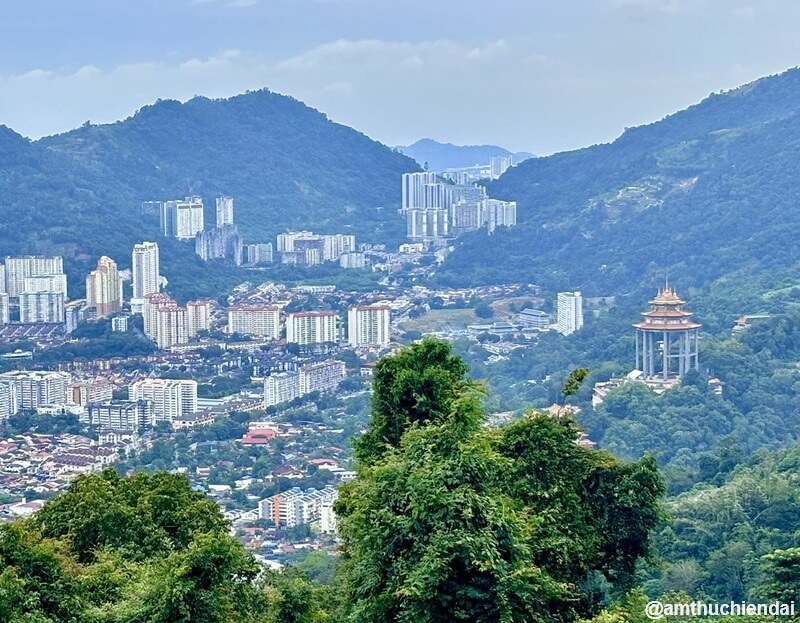 Đền Kek Lok Si (phải) nhìn từ Penang Hill