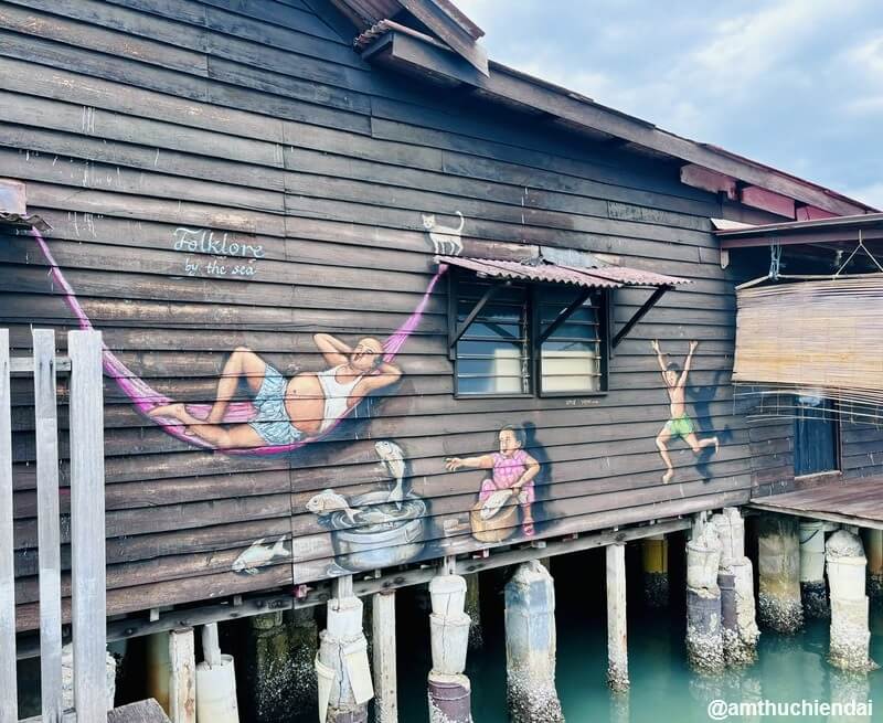 Tại đây có một bức họa đường phố nổi tiếng của Penang - Folklore by the sea
