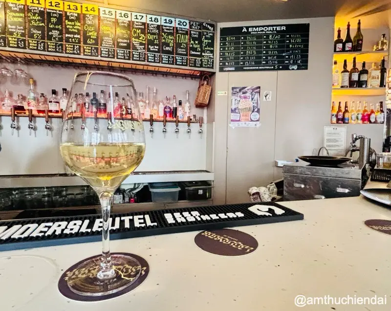 Tại Liquiderie - một trong những bar ưa thích nhất của tôi tại Paris với nhiều dòng vang tự nhiên "on tap"