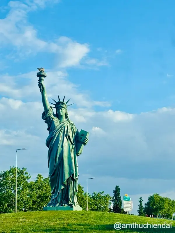 Bản sao Tượng Nữ thần Tự do trên Route de Strasbourg
