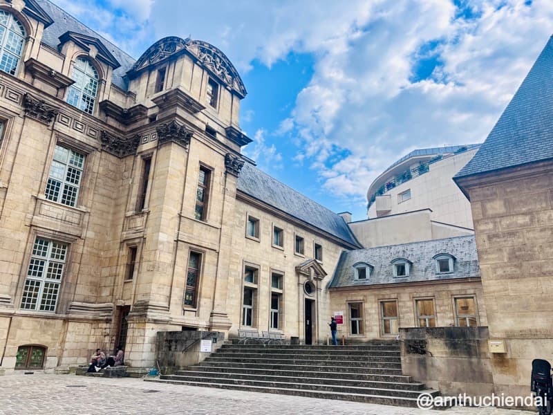 Thư viện lịch sử Paris bên trong Hôtel de Lamoignon